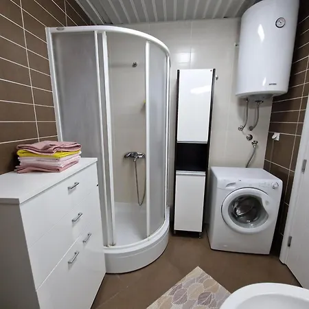 Modern Comfort Free Parking Apartment